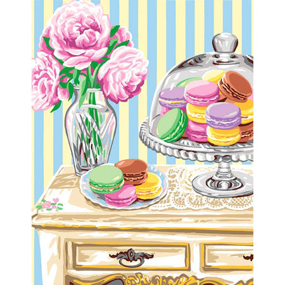 Macarons e vaso di fiori sul tavolino