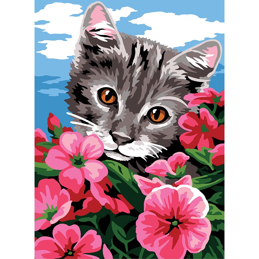 Gatto grigio tra i fiori rosa