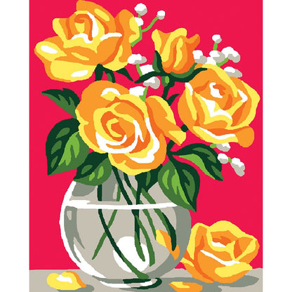 Vaso di fiori gialli su sfondo rosso