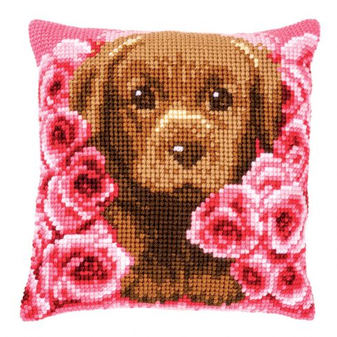 Cagnolino tra le rose