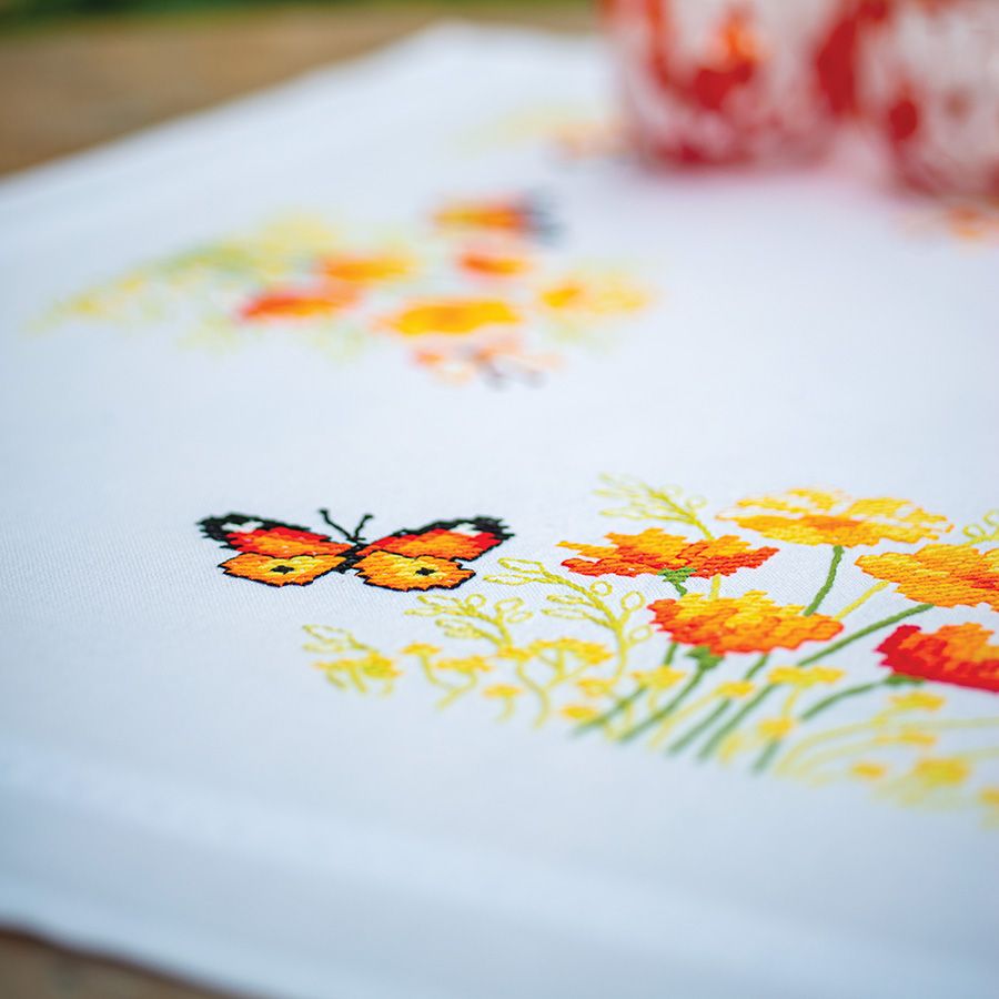 Farfalle e fiori arancioni