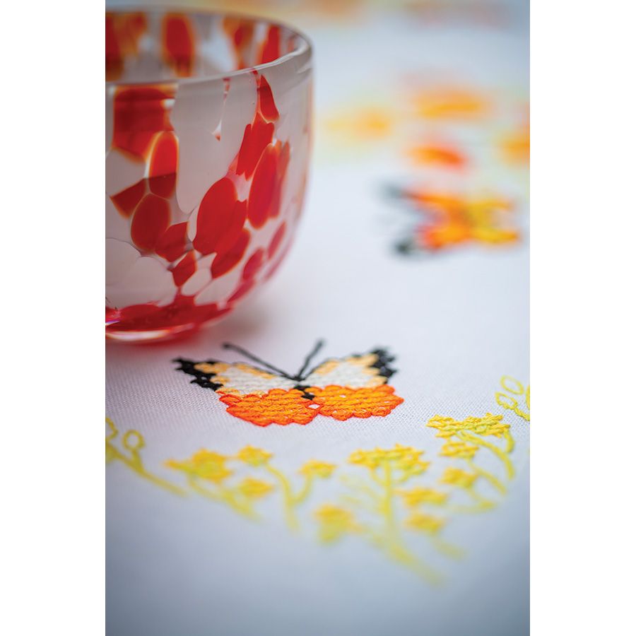Farfalle e fiori arancioni
