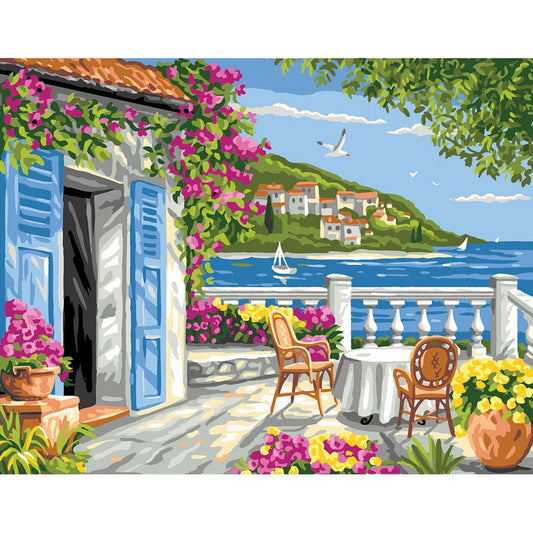 Terrazza sul mare con sedie e fiori