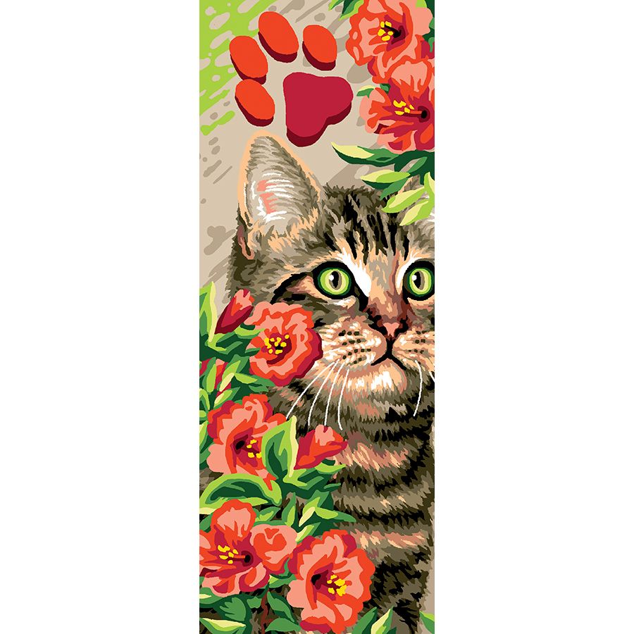 Gatto dagli occhi verdi tra i fiori rossi