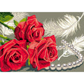 Rose, collana di perle e piume