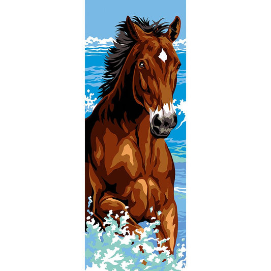 Cavallo tra le onde del mare