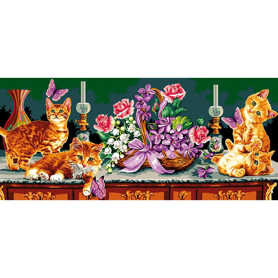 I gattini e il cesto di fiori in tavola