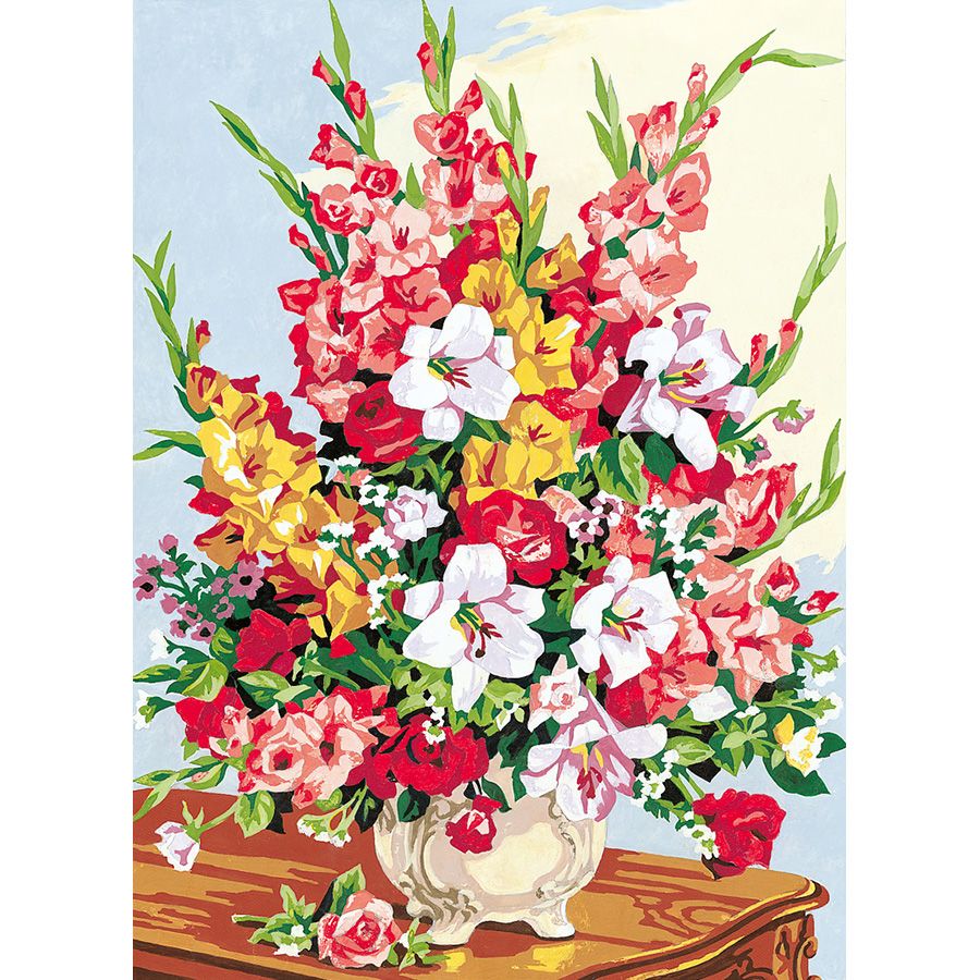 Vaso di fiori gialli, rosa e rossi sul tavolo