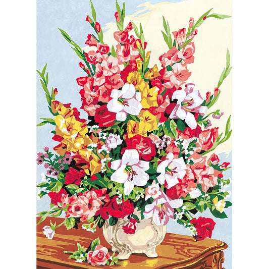 Vaso di fiori gialli, rosa e rossi sul tavolo