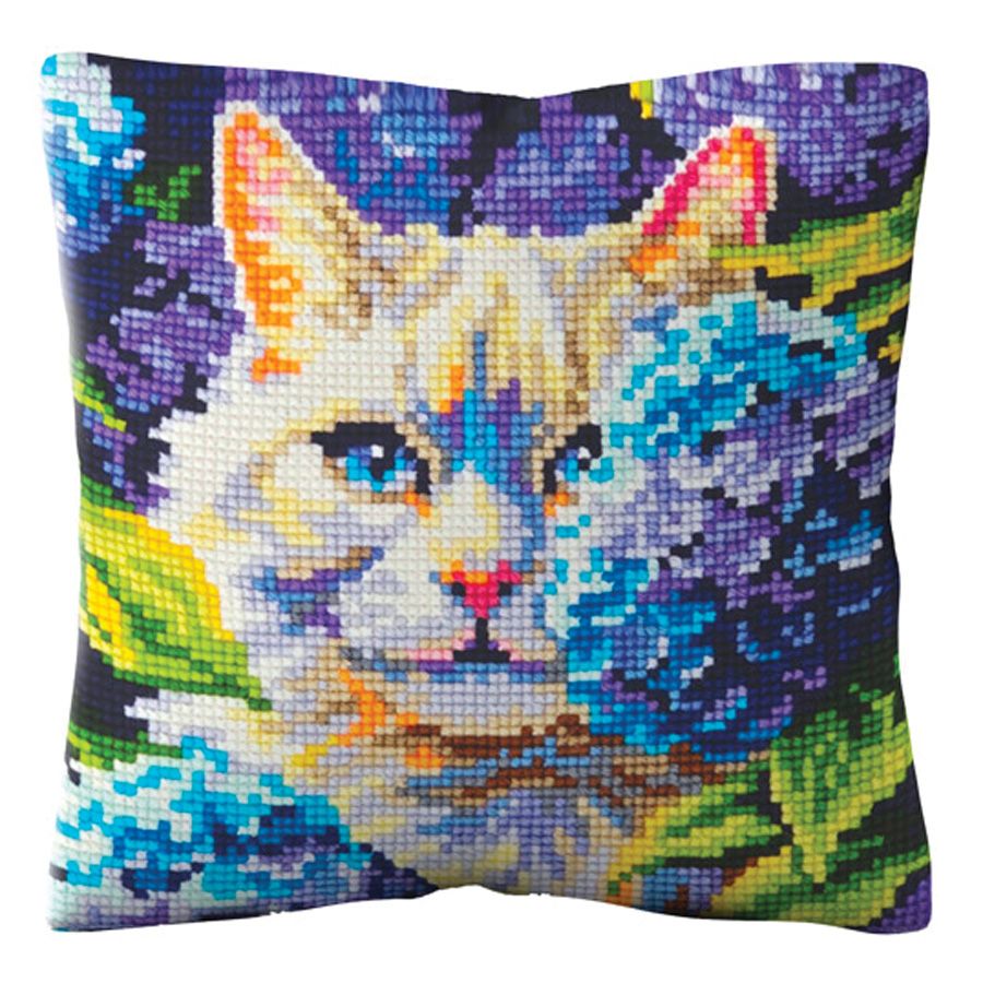 Gatto tra le ortensie