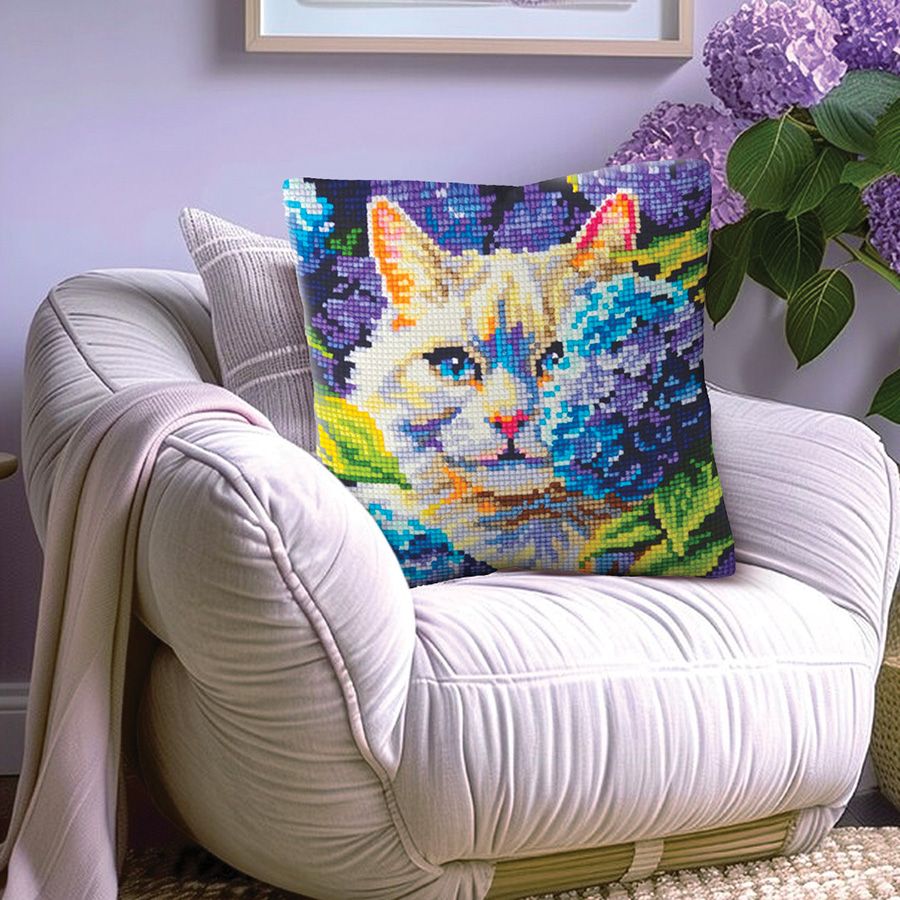 Gatto tra le ortensie