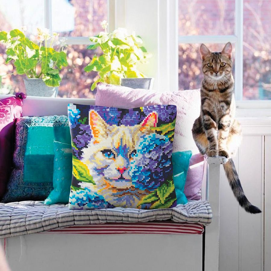 Gatto tra le ortensie