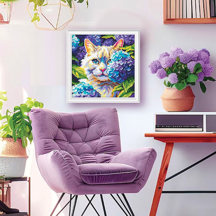 Gatto tra le ortensie