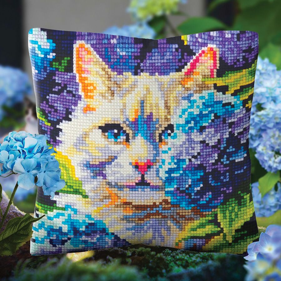 Gatto tra le ortensie
