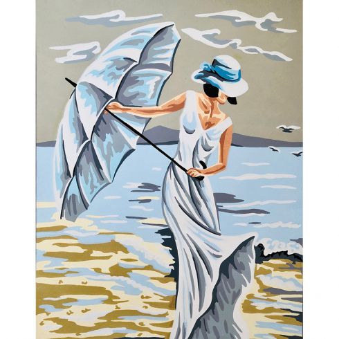 La donna con l'ombrello in spiaggia