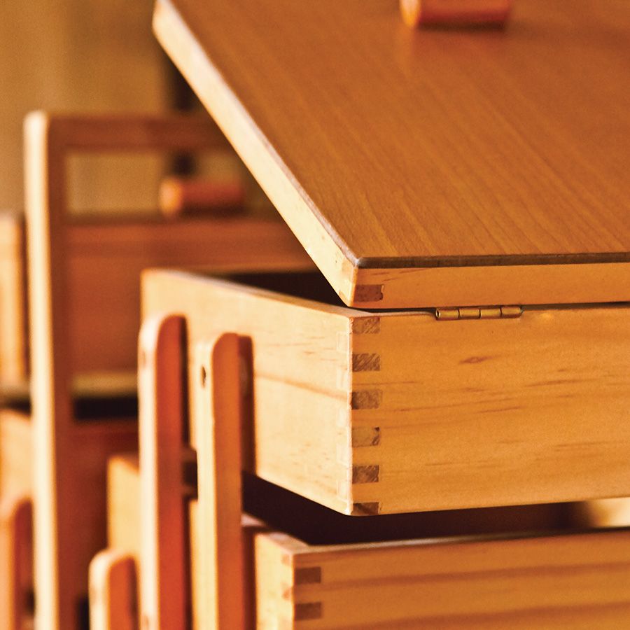 Cassettiera su gambe in legno