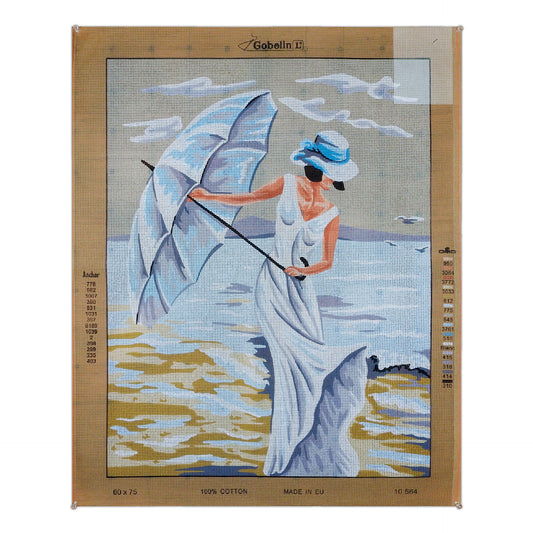 La donna con l'ombrello in spiaggia