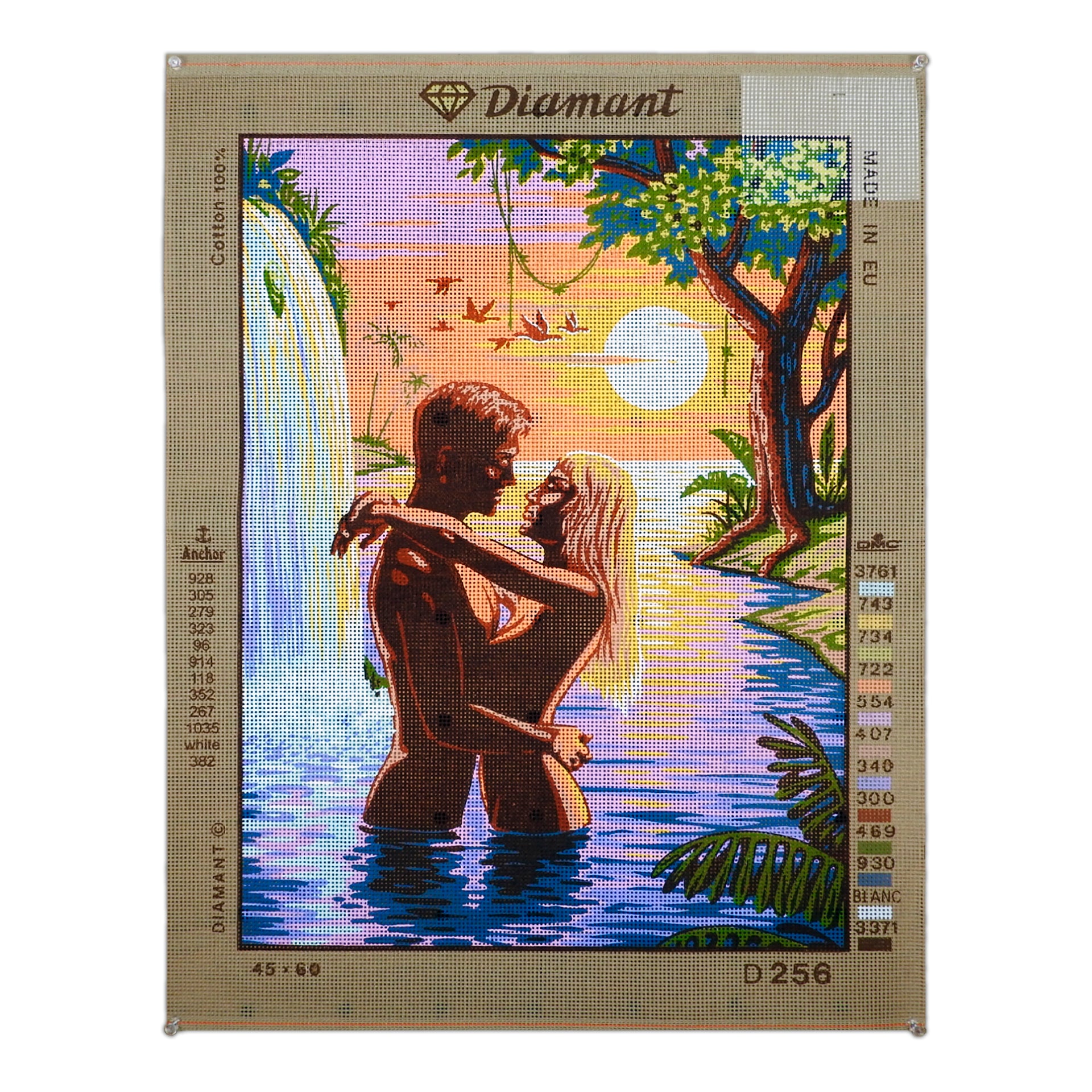 L'amore sotto la cascata al tramonto