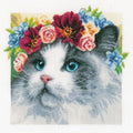 Gatto con corona di fiori