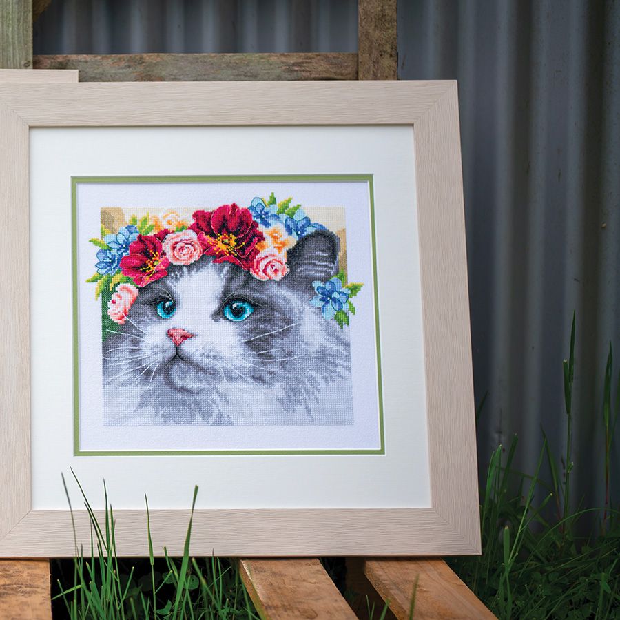 Gatto con corona di fiori