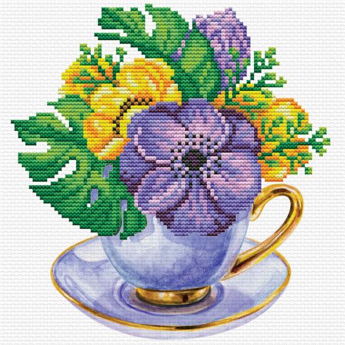 Tazza da tè con fiori gialli e viola