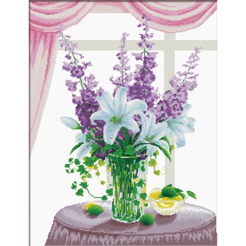 Vaso di vetro con fiori viola