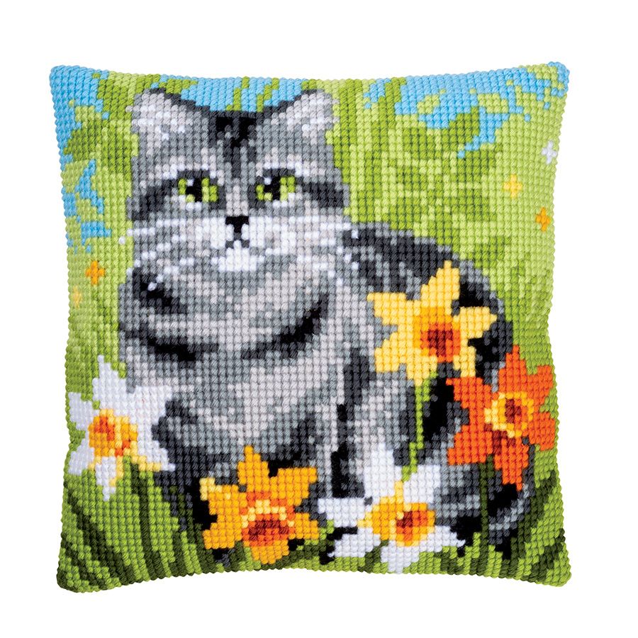 Gatto grigio tra i fiori