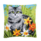 Gatto grigio tra i fiori