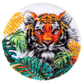 Tigre nelle foglie della giungla