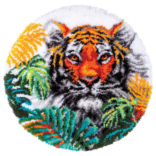 Tigre nelle foglie della giungla