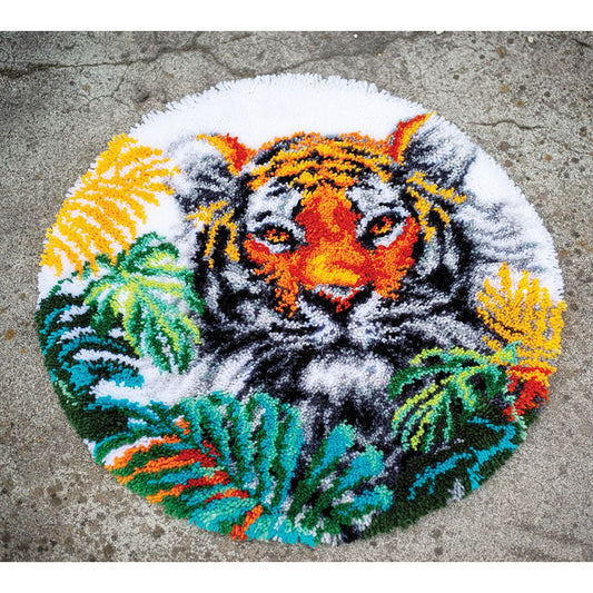 Tigre nelle foglie della giungla