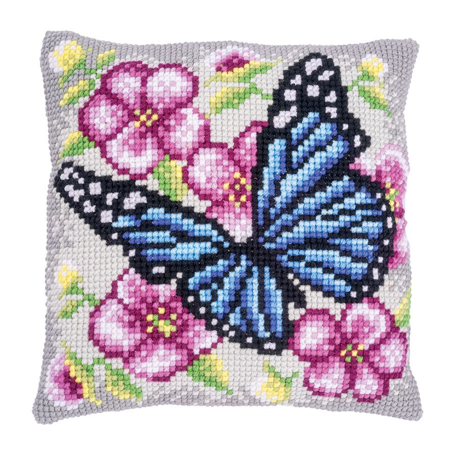 Farfalla blu tra i fiori