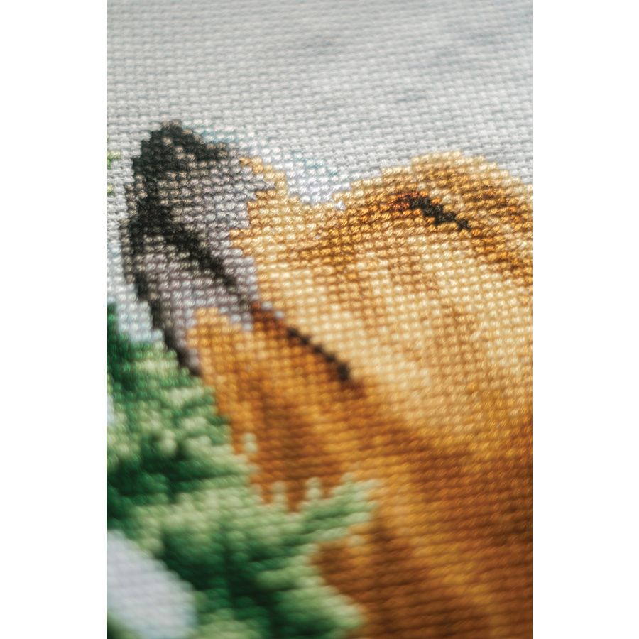 Cane in un paesaggio natalizio