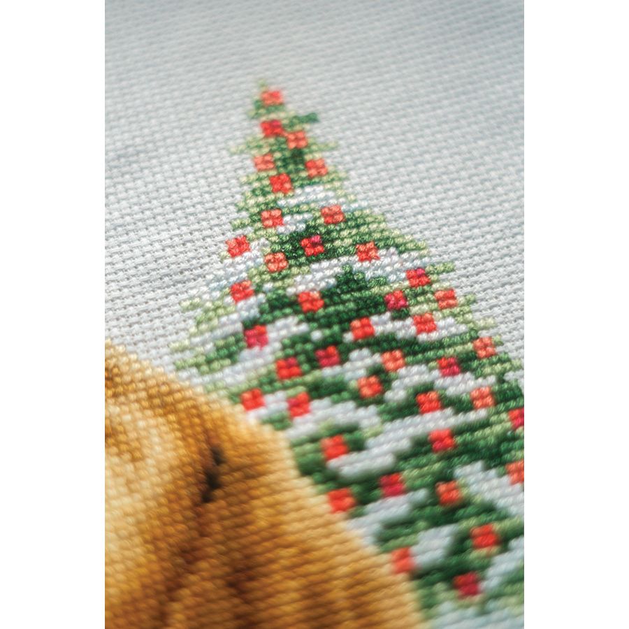 Cane in un paesaggio natalizio