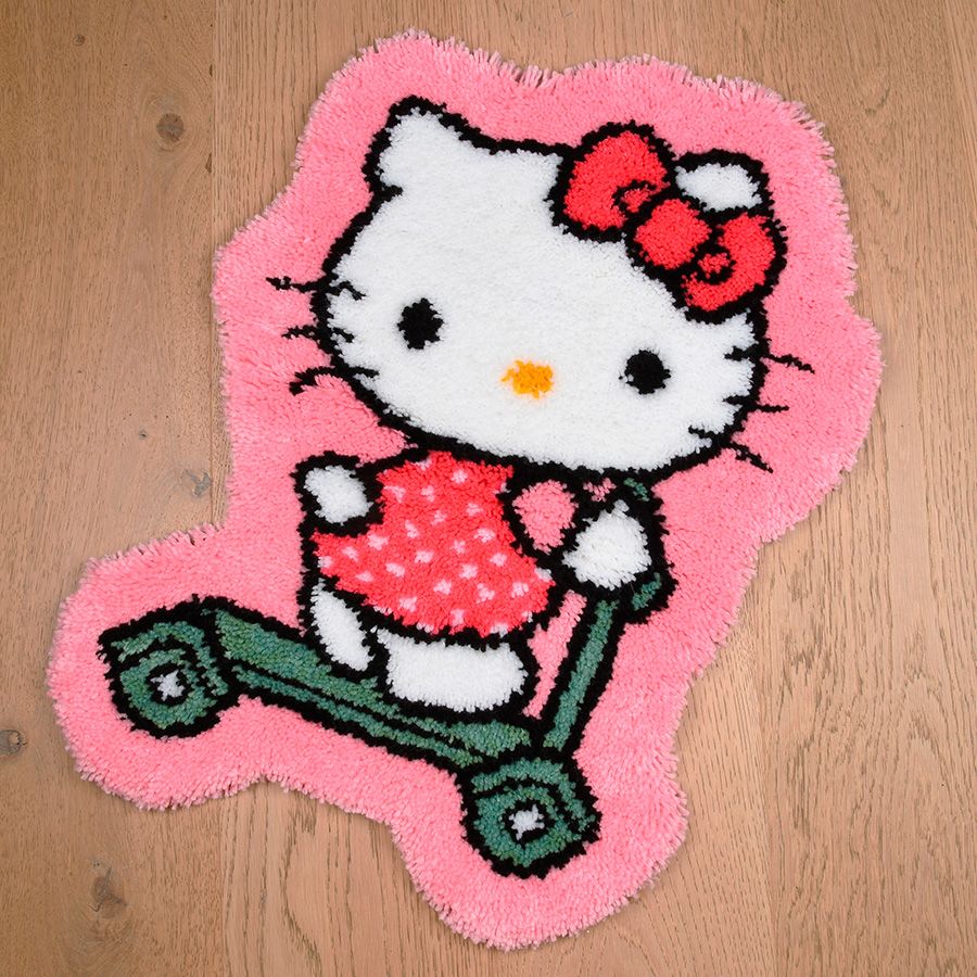 Hello Kitty in monopattino