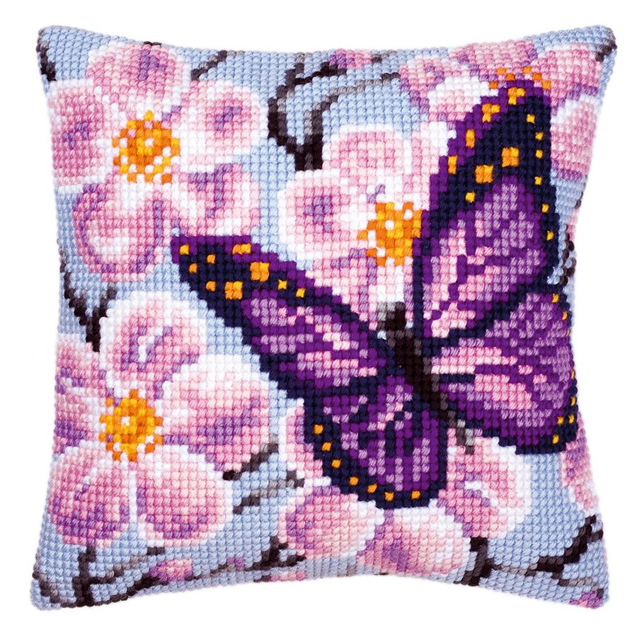 Farfalla viola tra i fiori